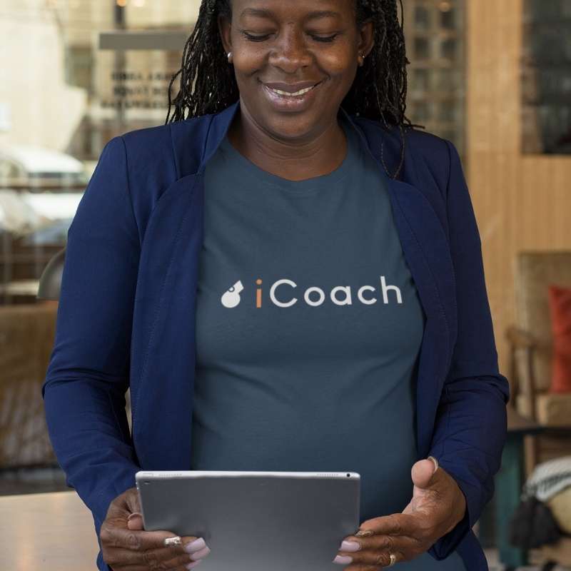 T shirt Basketball coachs modele bleu marfine avec illustration et écrit I COACH Parodie Apple Logo IPhone humour basket ball coach sur mannequin Fille Tee Shirt Femme basketteuse Tailles S M L XL 2XL 3XL existe en blanc et noir