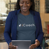 T shirt Basketball coachs modele bleu marfine avec illustration et écrit I COACH Parodie Apple Logo IPhone humour basket ball coach sur mannequin Fille Tee Shirt Femme basketteuse Tailles S M L XL 2XL 3XL existe en blanc et noir