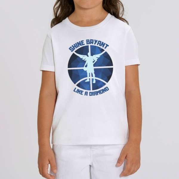 T-shirt basketball modèle Blanc porté par mannequin Fille avec visuel design en Hommage à Kobe Bryant avec écrit Phrase Shine Bryant Like A Diamond TeeShirts pour Enfants basketteurs et basketteuses Taille 2 ANS 4 ans 6 ans 8 ans 10 ans 12 ans aussi en Bleu Marine et en Noir
