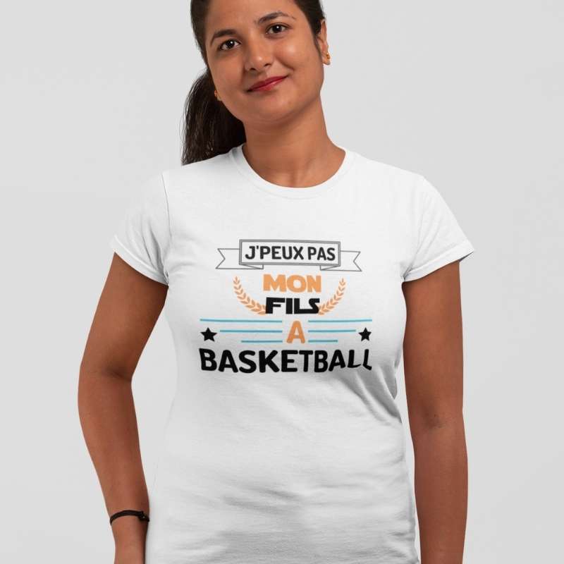 Tee shirt basket modèle blanc avec phrase J'peux pas mon fils a BasketBall pour Maman mannequin avec visuel Tee Shirt Femme Mère basketteuse Tailles S M L XL 2XL 3XL
