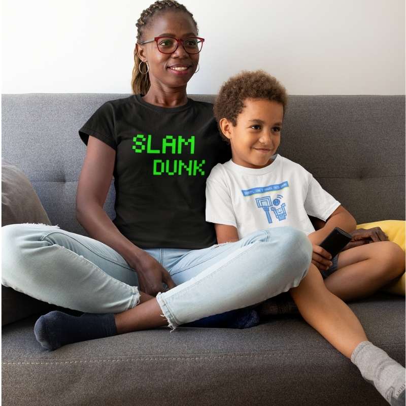 T-shirt Basketball Geek Gamer modèle noir avec écrit slam Dunk en couleur verte sur mannequin Fille Tee Shirt Femme basketteuse Tailles S M L XL 2XL 3XL