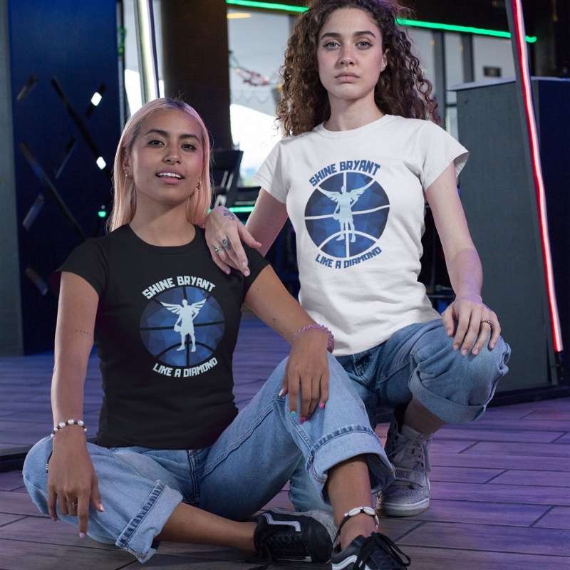 Teeshirt basketball modele noir et blanc porté par deux mannequins filles avec visuel design en Hommage a Kobe Bryant avec écrit Phrase Shine Bryant Like A Diamond TeeShirts pour les Femmes basketteuses