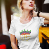 T-shirt BasketBall Blanc visuel design Amazon coiffe de tribu sur un ballon de Basket Ball porté par mannequin fille TeeShirts pour Femmes basketteuses modèles Noir Bleu Marine Tailles S M L XL 2XL 3XL